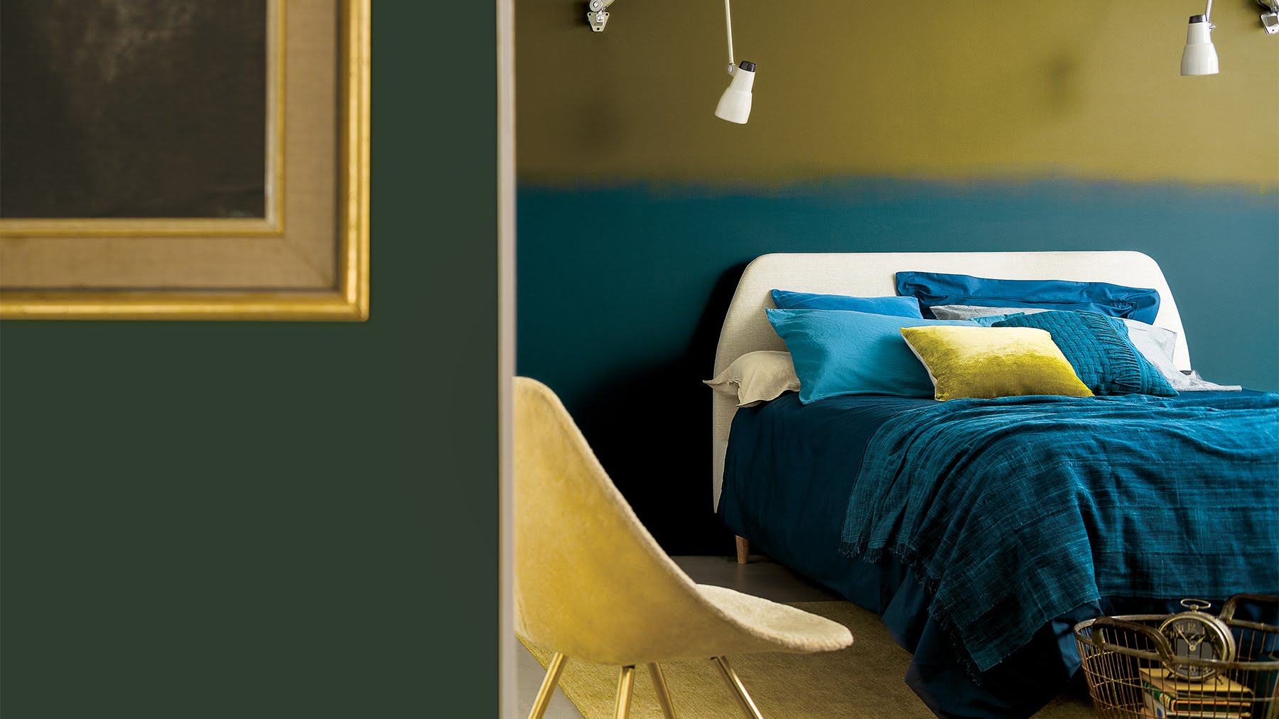 kamar tidur dengan warna cat biru dan emas
